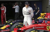 Lewis Hamilton guarda la Ferrari del finlandese Kimi Raikkonen dopo le qualifiche del Gran Premio di Cina nel 2015. Dieci anni dopo il pilota britannico passerà alla Rossa