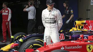 Lewis Hamilton guarda la Ferrari del finlandese Kimi Raikkonen dopo le qualifiche del Gran Premio di Cina nel 2015. Dieci anni dopo il pilota britannico passerà alla Rossa
