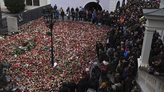 Участники марша памяти жертв стрелка собрались перед штаб-квартирой Карлова университета в Праге, 4 января 2024 г.