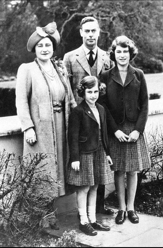 VI. György szeretett családjával: feleségével és lányaival, a 14 éves Erzsébet yorki hercegnővel és Margit hercegnővel