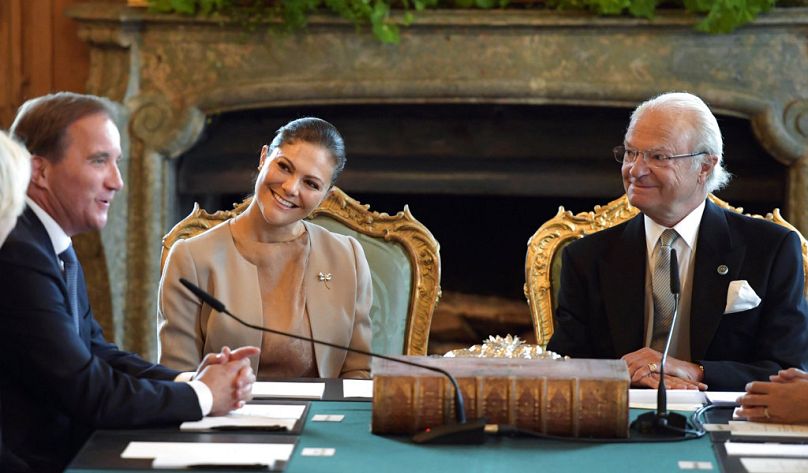 Viktória édesapjával, XVI. Károly Gusztávval mosolyognak a svéd miniszterelnökre 2017 szeptemberében