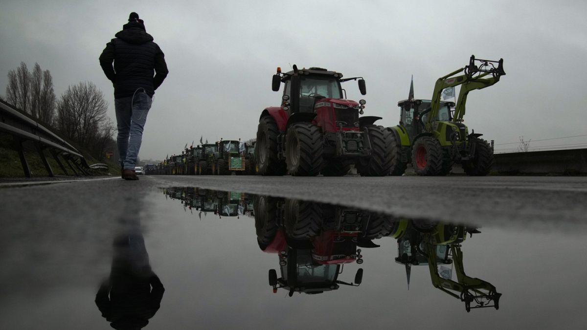 Движение фермеров пошло на убыль после заявлений премьер-министра в четверг, но не все дороги разблокированы. Франция, 1 февраля 2024 г.