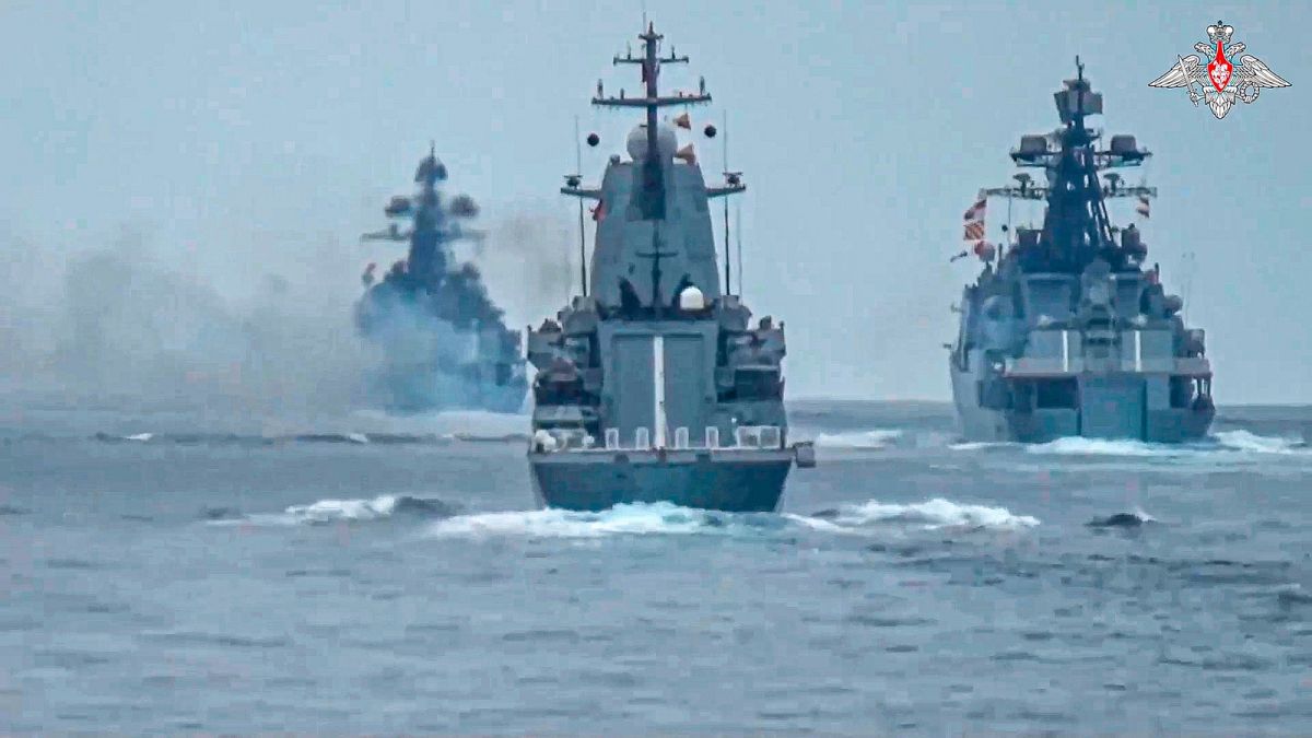 Украйна твърди, че нейните морски дронове са потопили руски военен кораб - Москва твърди, че ракети Patriot са свалили самолета й