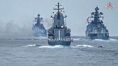 En esta foto publicada por el Servicio de Prensa del Ministerio de Defensa ruso el viernes 21 de julio de 2023, se pueden ver buques de guerra de la Flota rusa del mar Negro.