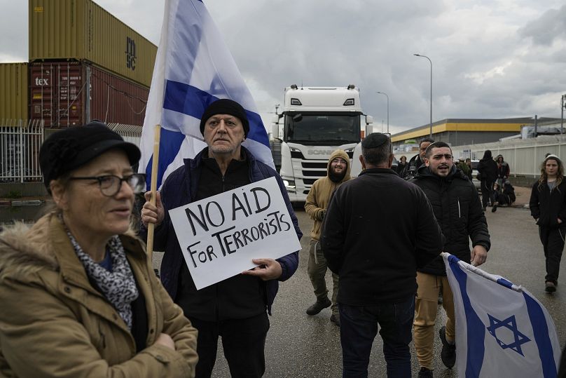 Израильские активисты блокируют выезд из порта Ашдод, чтобы остановить доставку гуманитарную помощи сектору Газа, 1 февраля 2024 г.