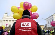 Ein streikender Arbeiter nimmt an der Stop Now! Demonstration gegen die Arbeitsmarktreformen der Regierung teil, Helsinki, 1. Februar 2024