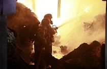 A kenyai tűzoltók a felrobbant gázszállító okozta tüzet oltják