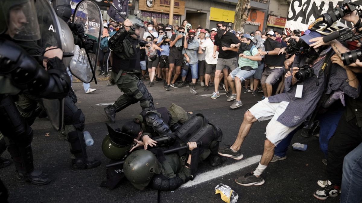 Rendőrségi fellépés a Buenos Aires-i tüntetők ellen 2024. február 1-jén