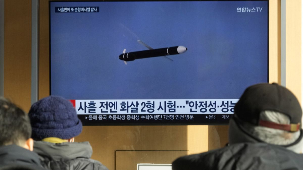 A szöuli pályaudvaron áthaladók nézik a híradást az újabb észak-koreai rakétatesztről
