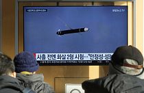 A szöuli pályaudvaron áthaladók nézik a híradást az újabb észak-koreai rakétatesztről