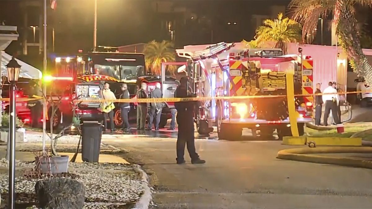 عناصر الإطفاء يصلون إلى مكان تحطم الطائرة في كليرووتر، فلوريدا