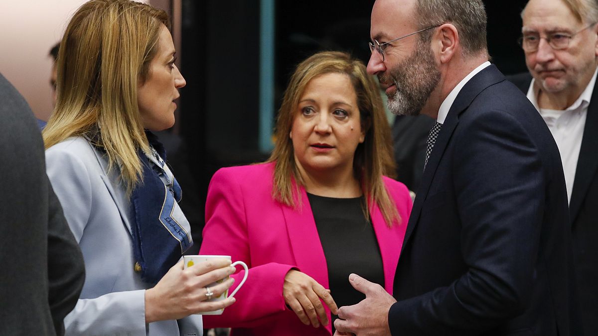 Roberta Metsola, az EP elnöke, Iratxe García Pérez, a Szocialisták és Demokraták Progresszív Szövetsége frakcióvezetője és Manfred Weber, az Európai Néppárt elnöke 
