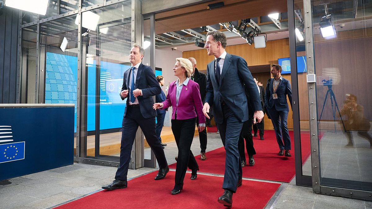 Os líderes da UE concluíram as negociações orçamentais durante uma cimeira extraordinária em Bruxelas.