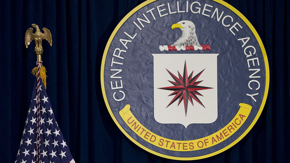 شعار وكالة الاستخبارات الأمريكية المركزية في مقر وكالة المخابرات المركزية في فيرجينيا.