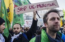 تجمع خارج البرلمان الأوروبي خلال احتجاج المزارعين بينما يجتمع القادة الأوروبيون في قمة الاتحاد الأوروبي في بروكسل، 1 فبراير 2024.