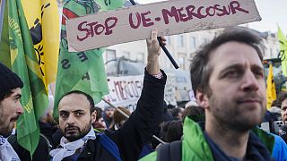 تجمع خارج البرلمان الأوروبي خلال احتجاج المزارعين بينما يجتمع القادة الأوروبيون في قمة الاتحاد الأوروبي في بروكسل، 1 فبراير 2024.