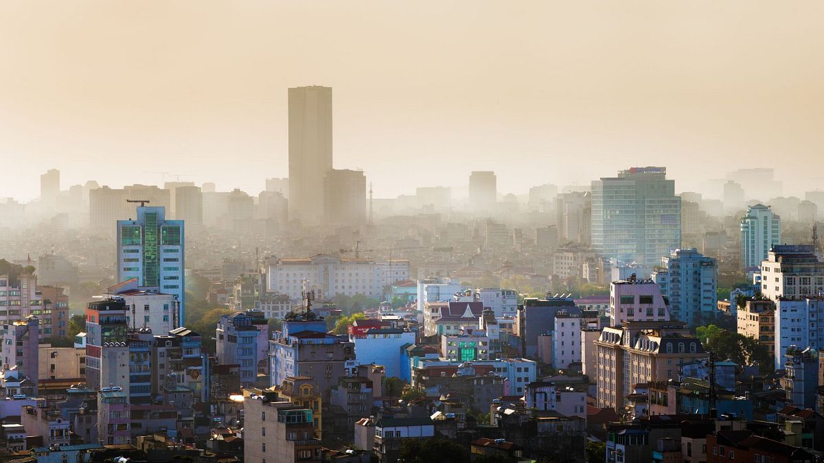 Замърсяването на въздуха е толкова лошо в тази азиатска столица, че полетите се отклоняват поради ниска видимост