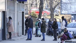 Persone in fila a un bancomat nella parte serba della città di Mitrovica in Kosovo (1 febbraio 2024)