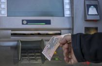 Ein Mann mit einem serbischen Dinar-Geldschein in Mitrovica, Nordkosovo