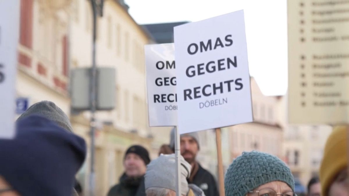 Omas gegen Rechts demonstrieren gegen die AfD in Sachsen - auch in Döbeln