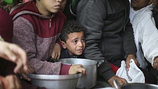 مواطنون في غزة ينتظرون المساعدات الغذائية