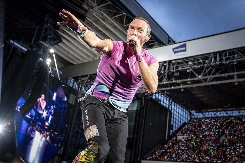 Sänger Chris Martin von der britischen Band Coldplay im Parken Stadion in Kopenhagen, Dänemark, Juli 2023.