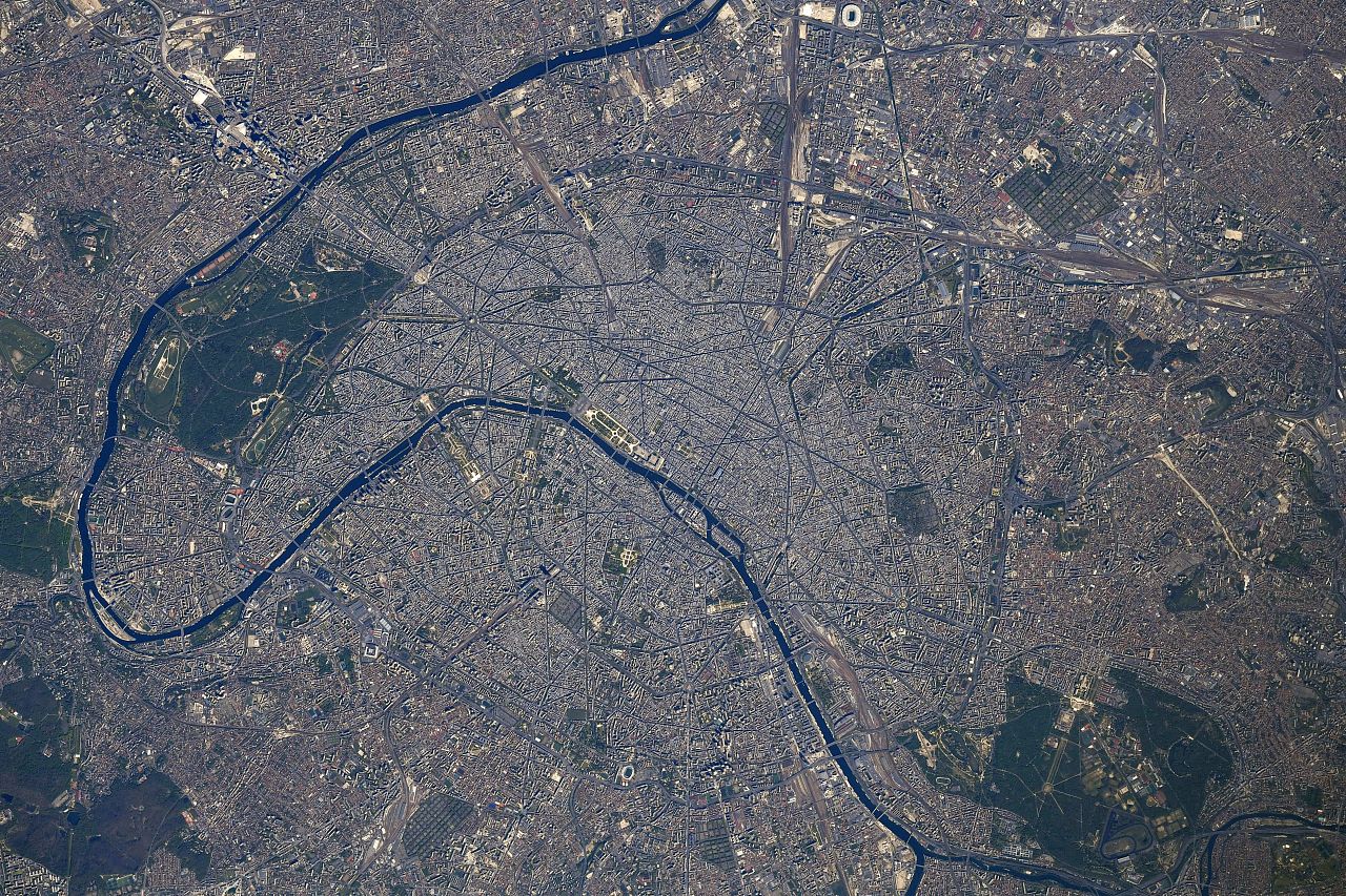 Une photo de Paris, prise depuis l'espace par l'astronaute français Thomas Pesquet, le 25 avril 2021