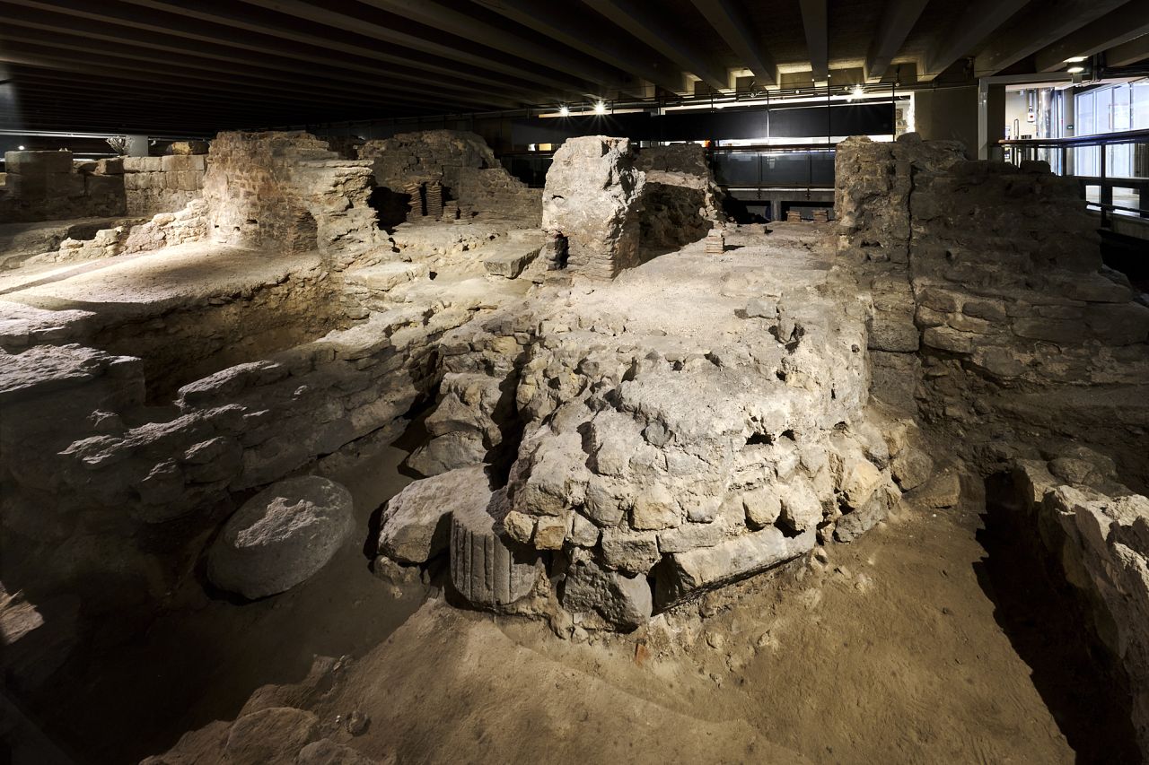 La crypte archéologique de l'île de la Cité présente des vestiges datant du IVe siècle, époque à laquelle Paris était une cité gallo-romaine de taille moyenne appelée Lutèce.