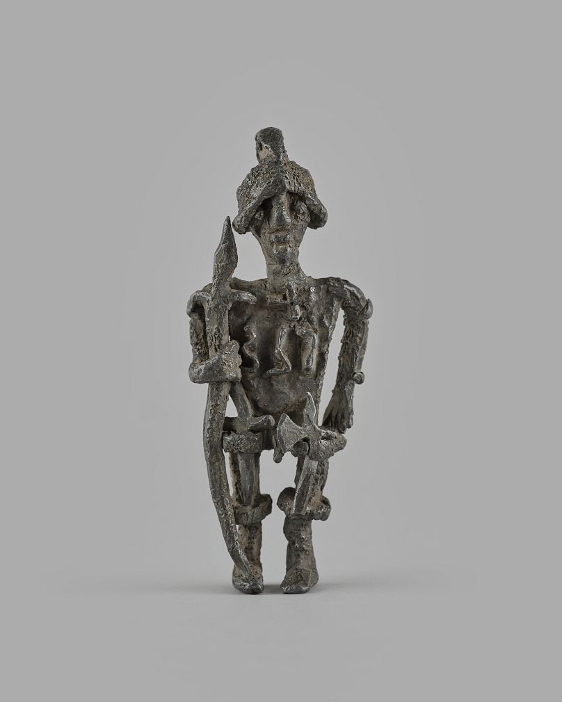 Cette petite figurine, issue de la collection privée d'Alberto Giacometti et André Breton. fait partie de la série d'objets en plomb découverts dans la Seine.