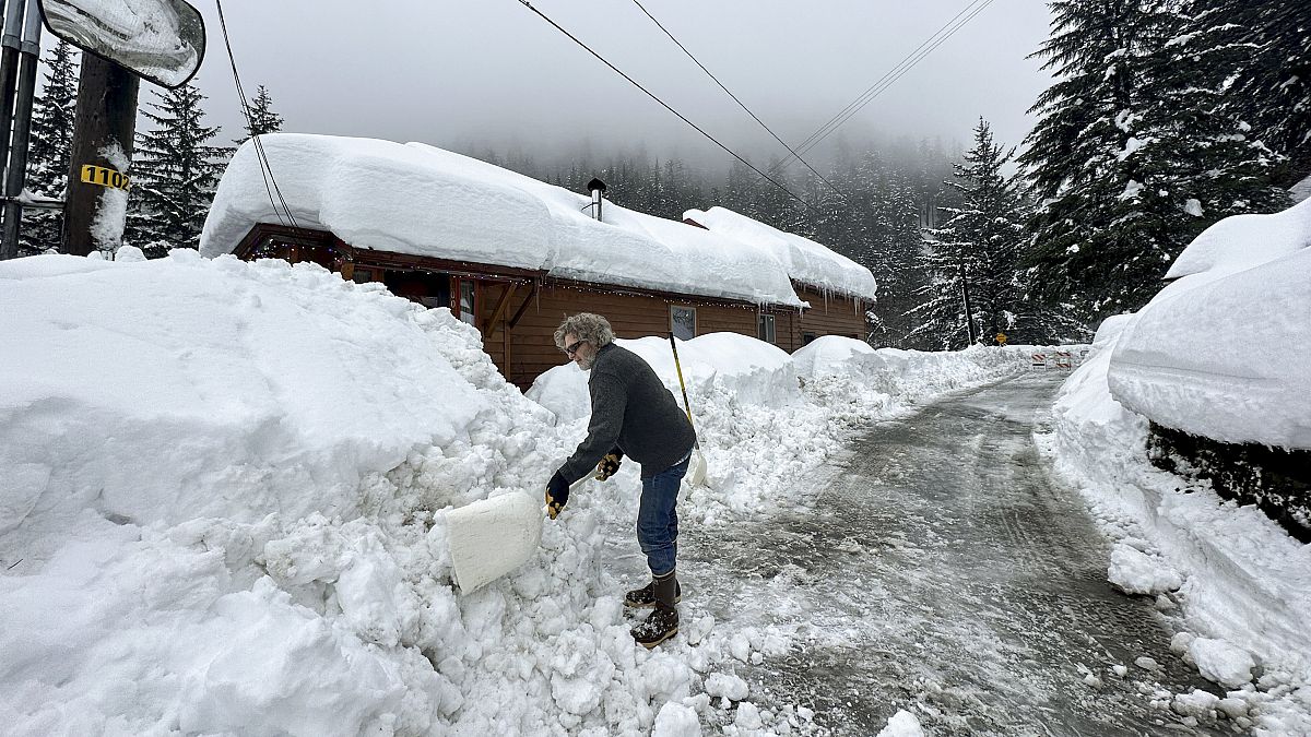 مواطن أمريكي يزيل الثلوج من امام منزله في جونو في ألاسكا. 2024/01/24