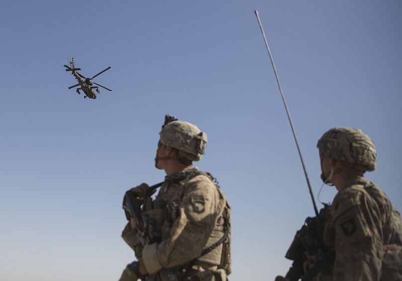 بالگرد آپاچی ارتش آمریکا در حال پشتیبانی از پیاده نظام در افغانستان به سال ۲۰۱۷