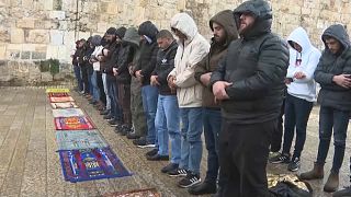 فلسطينيون يؤدون الصلاة في أحد شوارع القدس. 2024/02/02