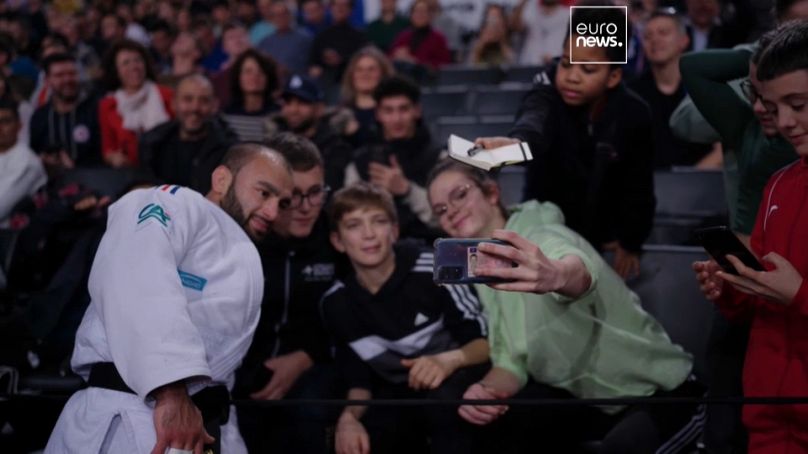 Luka Mkheidze mit seinen Fans in Paris
