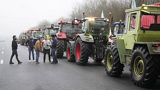 Agricoltori si preparano a bloccare una strada a sud di Parigi, Francia, 2 febbraio 2024
