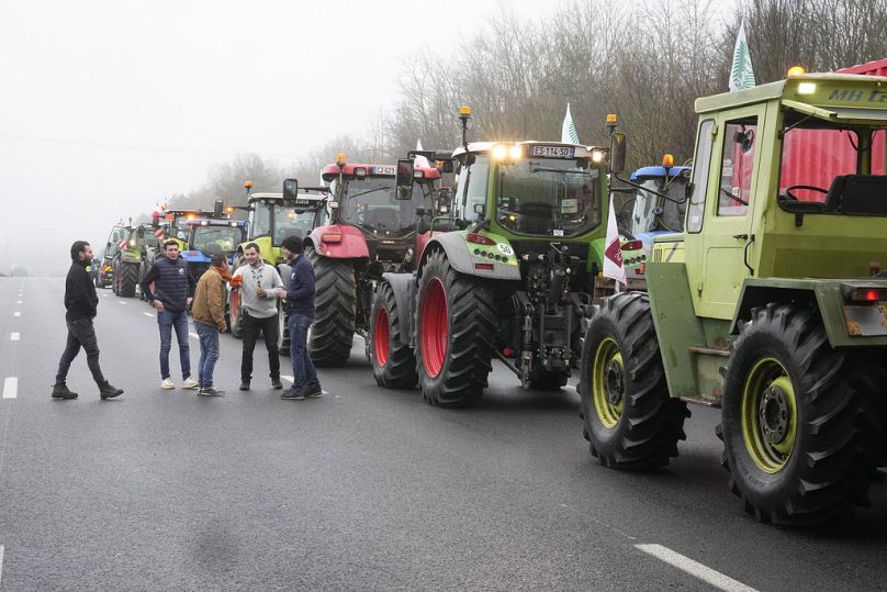 Des agriculteurs s'apprêtent à lever un barrage, Les Ulis (Essonne), le 2 février 2024.