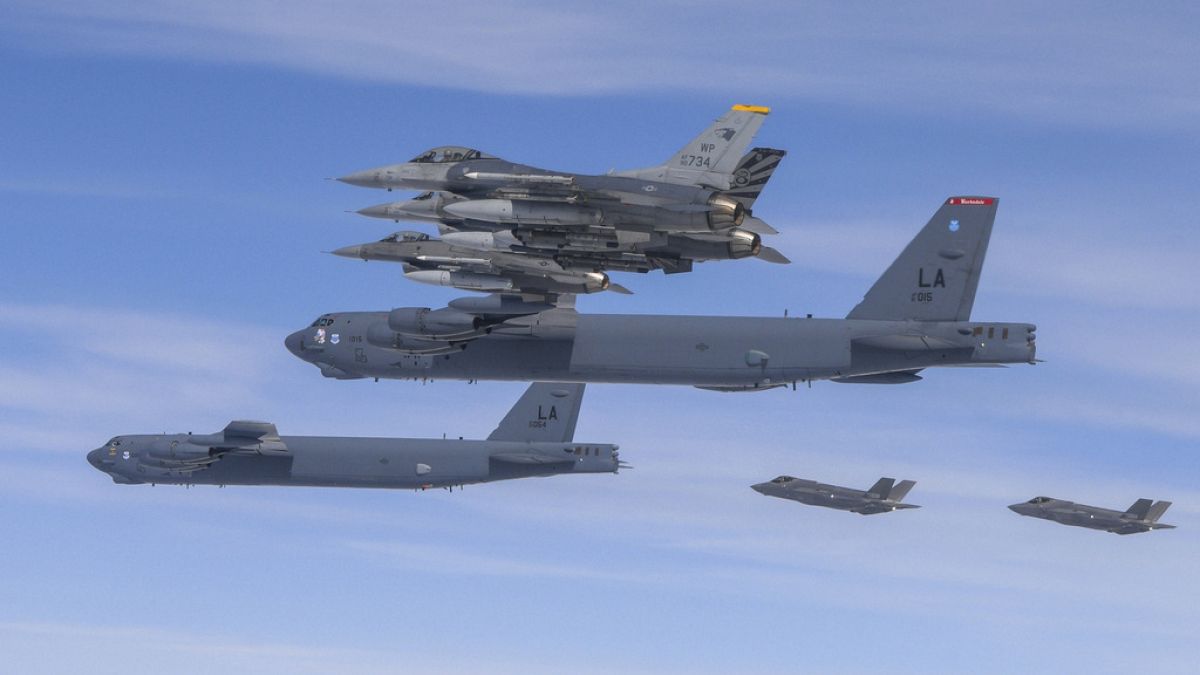 بمب افکن‌ها و اف ۱۶های آمریکایی در کنار جنگنده های کره جنوبی، عکس تزیینی است