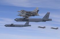 بمب افکن‌ها و اف ۱۶های آمریکایی در کنار جنگنده های کره جنوبی، عکس تزیینی است