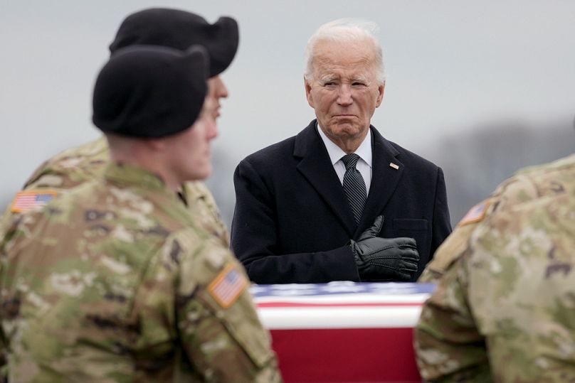 Joe Biden devant les cercueils des trois soldats tués en Jordanie, vendredi 2 février 2024.
