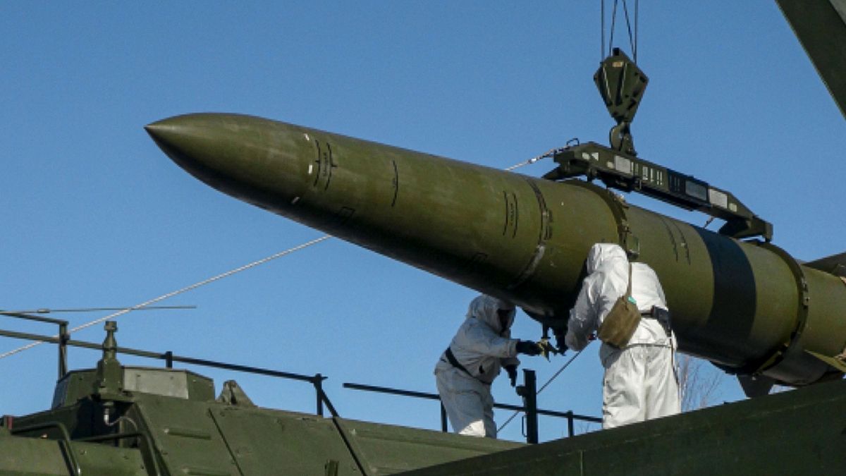 Iszkander rakétát töltenek be egy kilövésre alkalmas rakétavetőbe egy meg nem nevezett oroszországi helyszínen 2024. február 2-án.