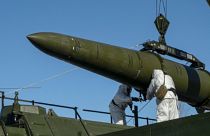 Iszkander rakétát töltenek be egy kilövésre alkalmas rakétavetőbe egy meg nem nevezett oroszországi helyszínen 2024. február 2-án.