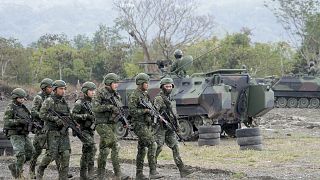 جنود تايوانيون يشاركون في تدريبات بقاعدة قيادة الدفاع العسكرية في تايتونج بجنوب تايوان يوم الأربعاء.