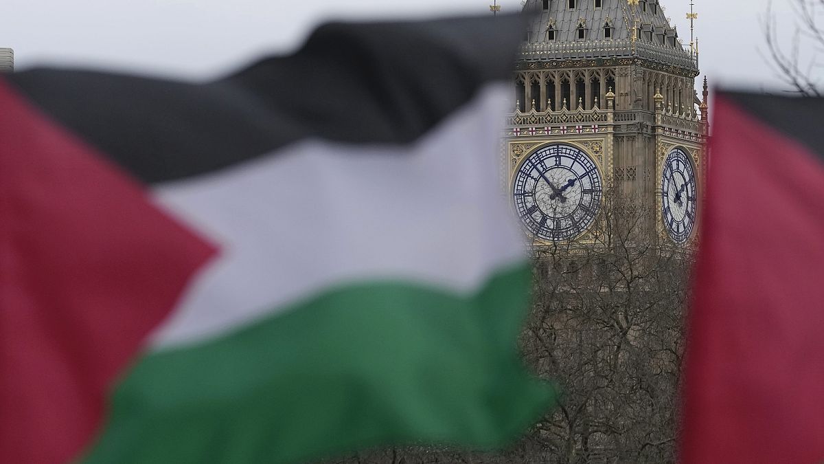 العلم الإسرائيلي يرفرف في لندن خلال مظاهرة تطالب بوقف إطلاق النار