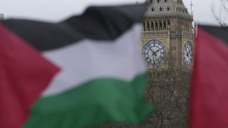 العلم الإسرائيلي يرفرف في لندن خلال مظاهرة تطالب بوقف إطلاق النار