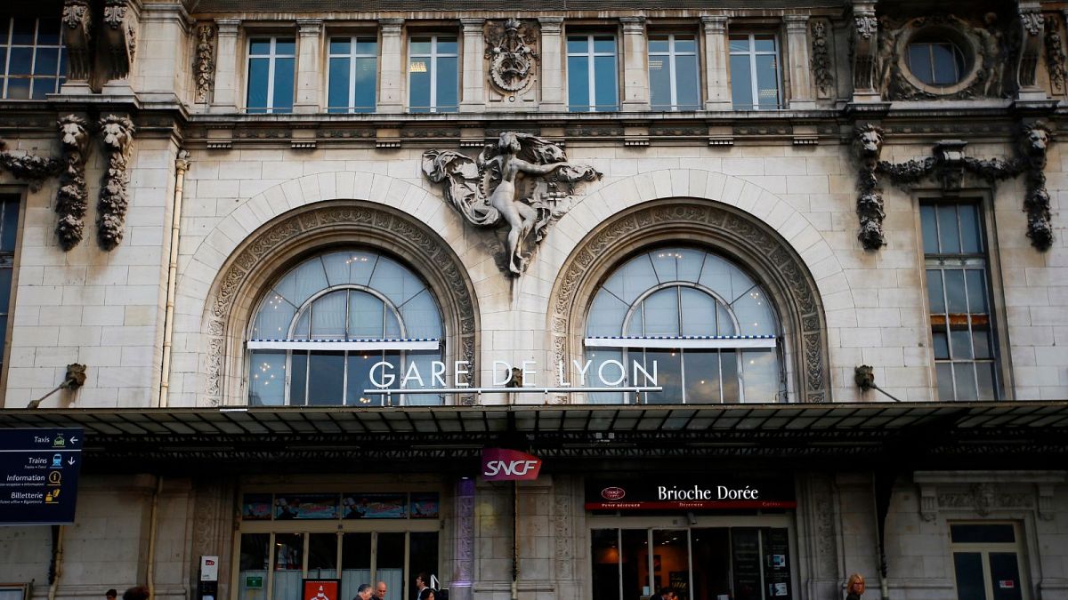 نمای بیرونی ایستگاه راه‌آهن لیون در پاریس