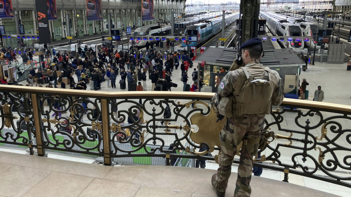 Three wounded in Paris knife attack at train station thumbnail