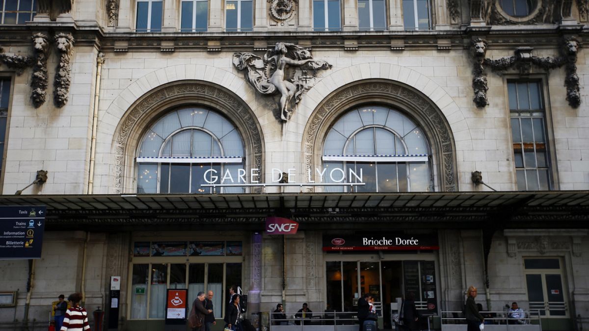 Paris'te Gare de Lyon tren istasyonunda bıçaklı saldırı (arşiv)