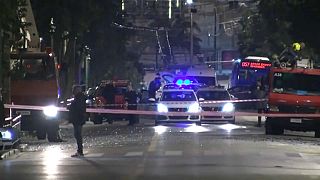 Athén - a rendőrség lezárta a minisztérium utcáját a robbanás után