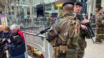 جنود يقومون بدورية داخل محطة ليون بعد الهجوم في باريس 