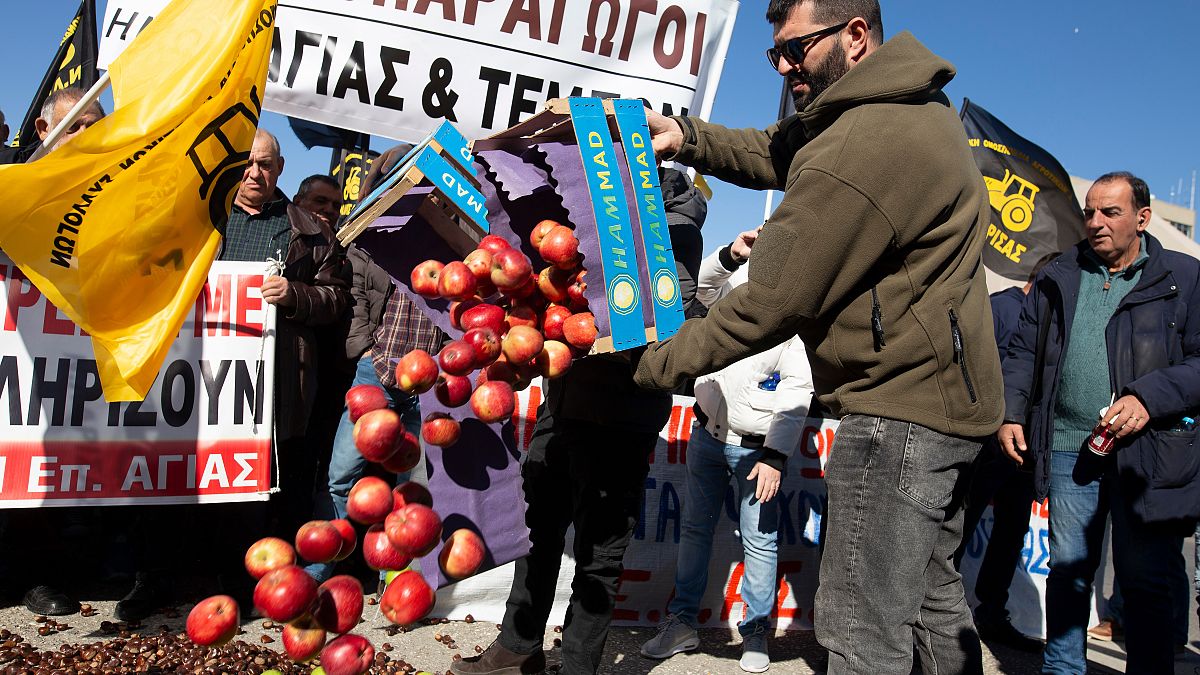 Θεσσαλονίκη: Αγρότες πετούν μήλα στο δρόμο