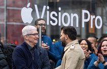 Tim Cook, az Apple vezérigazgatója (balra) az új Apple Vision Pro okosszemüveg iránt érdeklődő ügyfeleket üdvözöl a termék bemutatása során New York-ban 2024. február 2-án. 